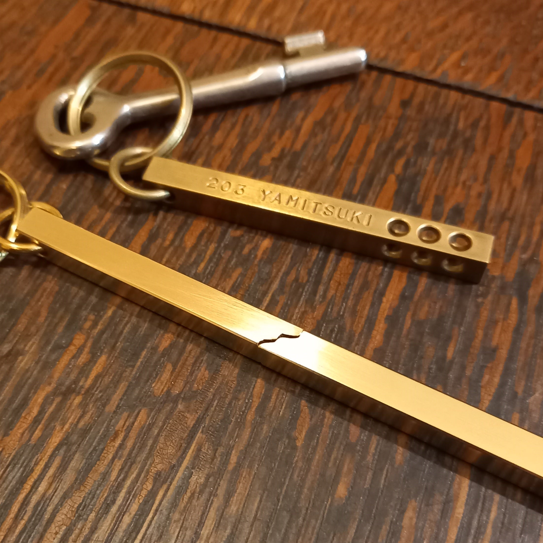 E V ブロンズ色金属タグ　ジョルジュサンクホテルパリ真鍮キーホルダー GEORGE V ブロンズ色金属タグジョルジュサンクホテルパリ真鍮
