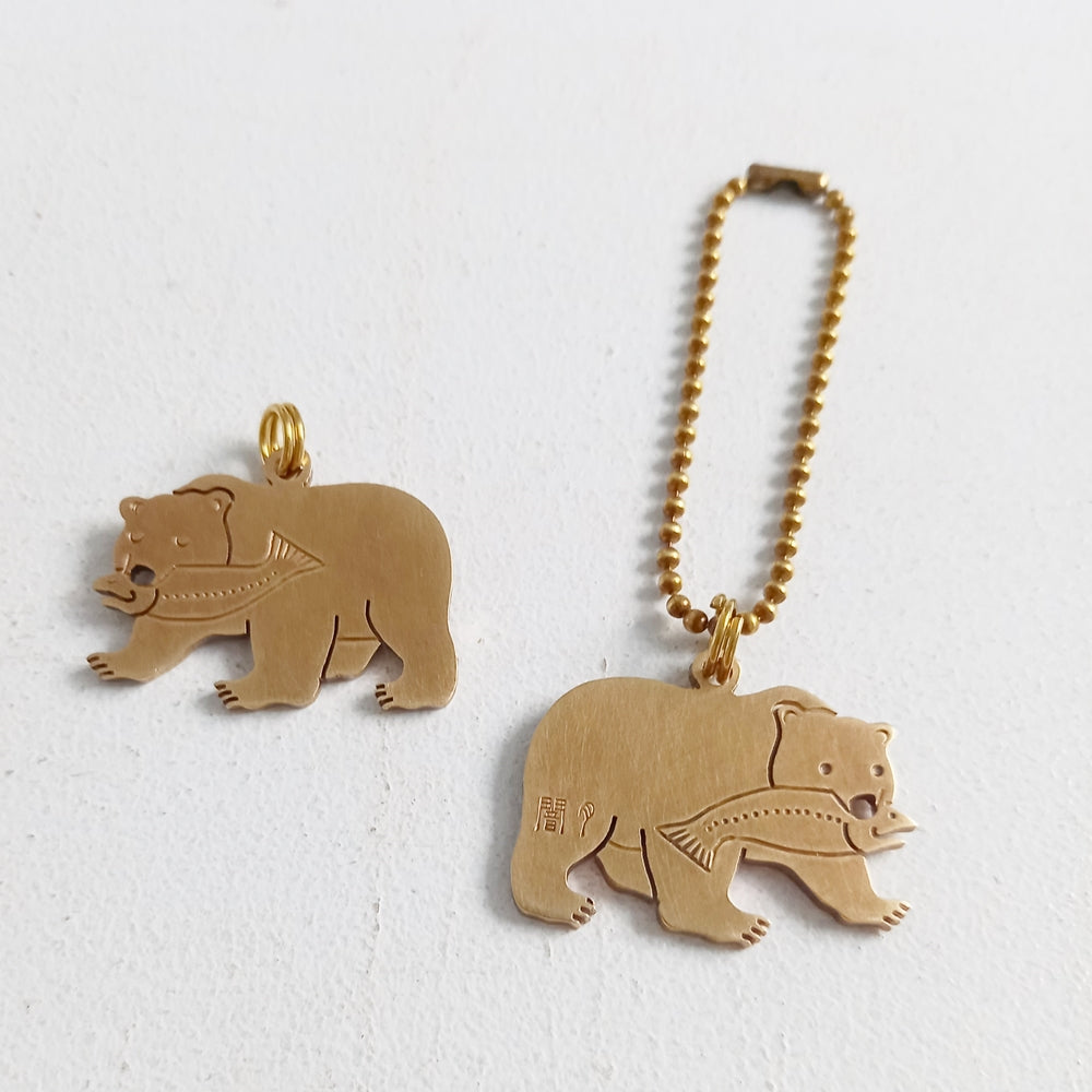 鮭くわえ熊キーホルダー – 創房 BRASS LIFE-真鍮のある暮らし-