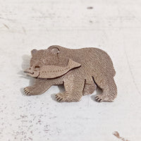 鮭くわえ熊ブローチ – 創房 BRASS LIFE-真鍮のある暮らし-