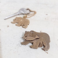 鼈甲沈金付きピューマブローチ 鮭くわえ熊ブローチ – 創房 BRASS LIFE-真鍮のある暮らし-